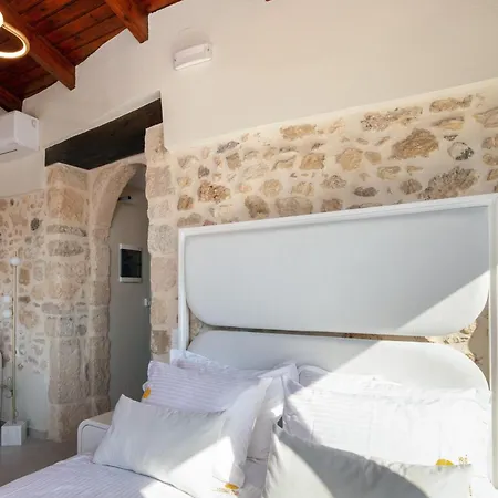 Luxury & * Moundros